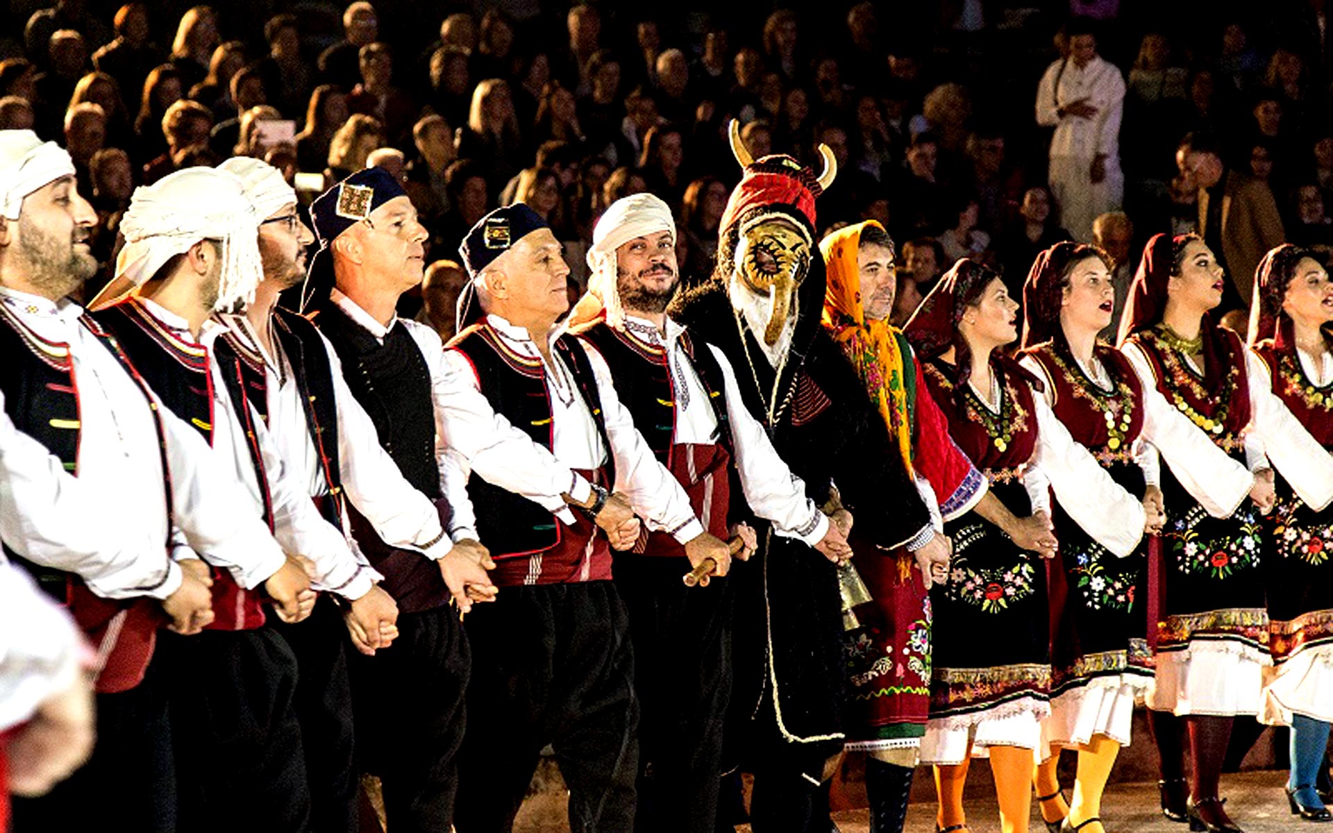 Le groupe de danse du Centre de Recherches Folkloriques de Larissa – Grèce